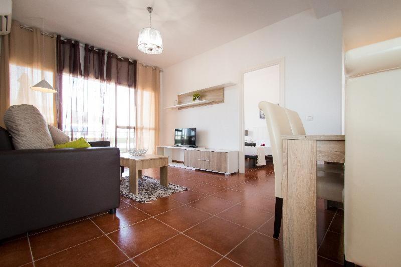 Holidays2torremolinos De 3 Con Terraza Y Piscina Comunitaria Apartment